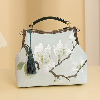 Hímzett kézitáska nemzeti művészeti stílusban; Poliészter anyag; Vízszintes négyzet alakú forma; Kapocszár-zár; Belső ID-zseb közbenső réteggel