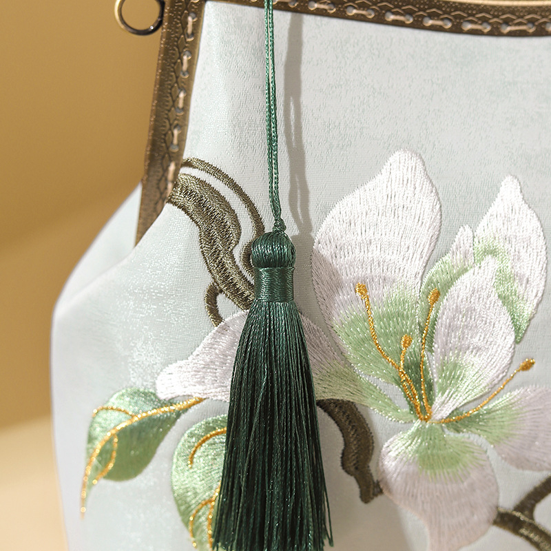 Hímzett kézitáska nemzeti művészeti stílusban; Poliészter anyag; Vízszintes négyzet alakú forma; Kapocszár-zár; Belső ID-zseb közbenső réteggel