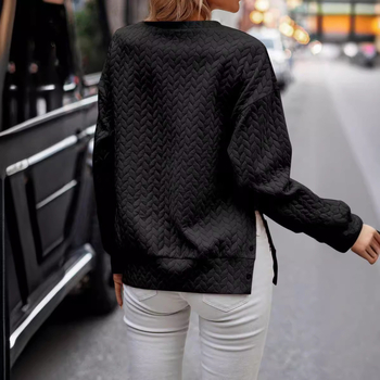 Laza szabású pulóver, kerek nyakú, hosszú ujjú, steppelt poliészter-elasztán anyag (95% poliészter, 5% elasztán)