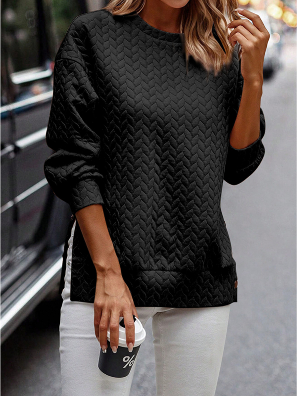 Laza szabású pulóver, kerek nyakú, hosszú ujjú, steppelt poliészter-elasztán anyag (95% poliészter, 5% elasztán)