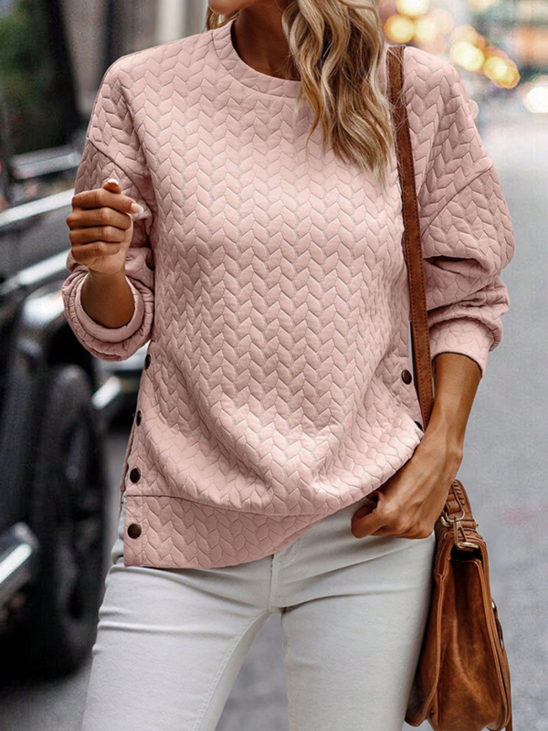 Laza szabású pulóver, kerek nyakú, hosszú ujjú, steppelt poliészter-elasztán anyag (95% poliészter, 5% elasztán)