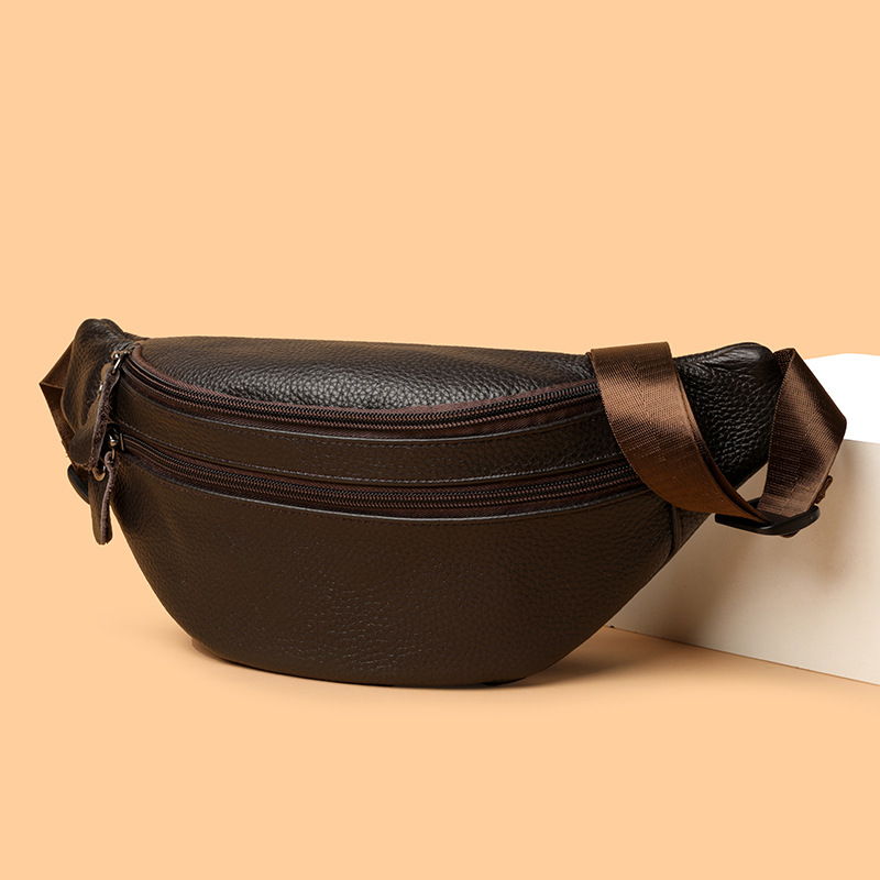 Férfi bőrből készült Chest bag, első réteg szarvasmarha bőrből, poliészter bélés, 2025 nyár, mindennapi használat