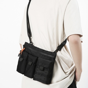 Najlonska crossbody torba, ulični trend, horizontalno kvadratnog oblika, zatvaranje na zip, unutarnja struktura: džep sa zipom i džep za telefon.