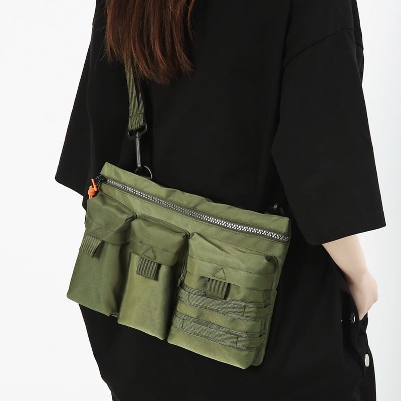 Najlonska crossbody torba, ulični trend, horizontalno kvadratnog oblika, zatvaranje na zip, unutarnja struktura: džep sa zipom i džep za telefon.