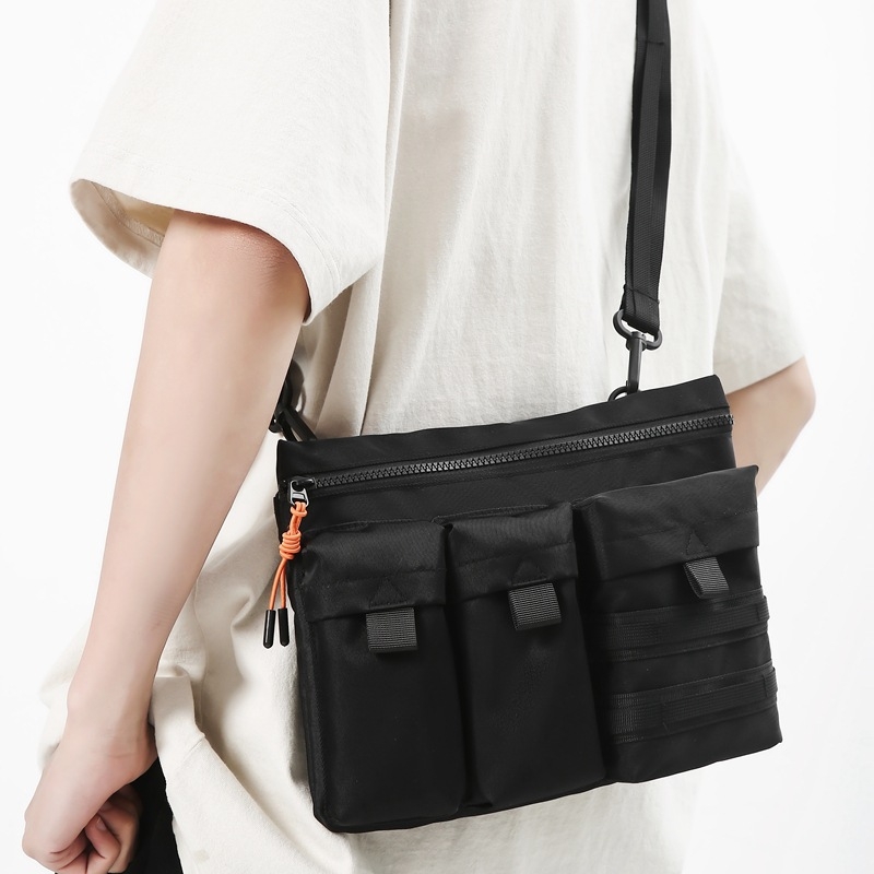 Najlonska crossbody torba, ulični trend, horizontalno kvadratnog oblika, zatvaranje na zip, unutarnja struktura: džep sa zipom i džep za telefon.