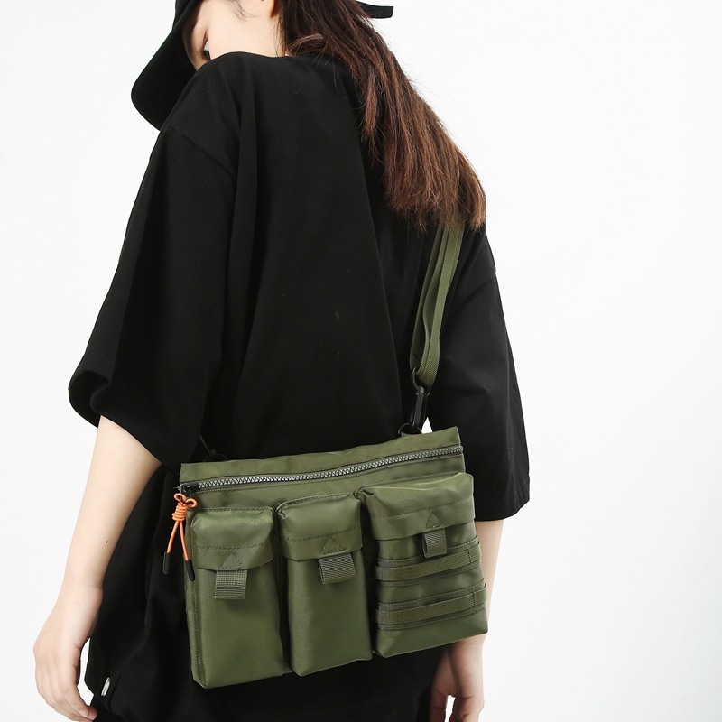 Najlonska crossbody torba, ulični trend, horizontalno kvadratnog oblika, zatvaranje na zip, unutarnja struktura: džep sa zipom i džep za telefon.