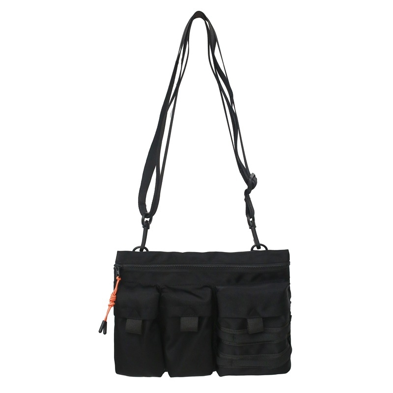 Najlonska crossbody torba, ulični trend, horizontalno kvadratnog oblika, zatvaranje na zip, unutarnja struktura: džep sa zipom i džep za telefon.
