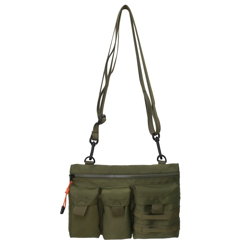 Najlonska crossbody torba, ulični trend, horizontalno kvadratnog oblika, zatvaranje na zip, unutarnja struktura: džep sa zipom i džep za telefon.