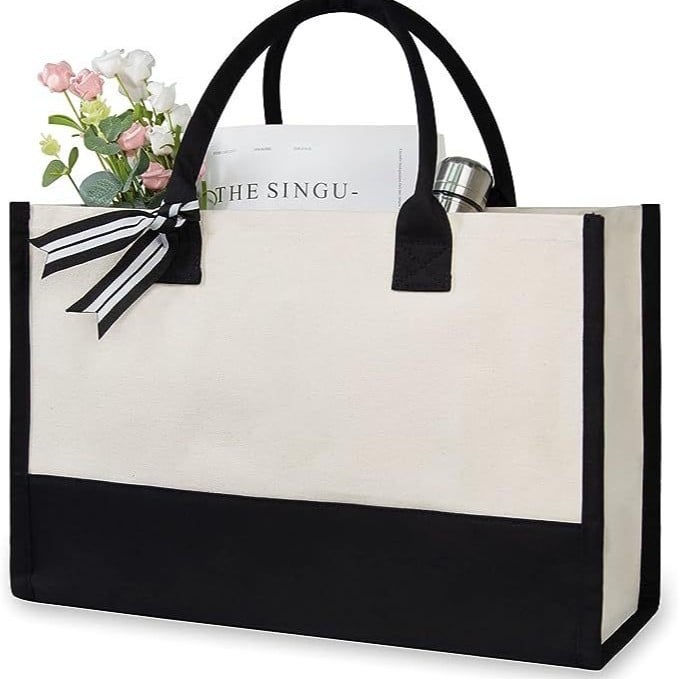 Drobės tote krepšys nuotakai ir pamainoms su pritaikytu logotipu; sandėlis + individualizavimas; dugnas ir šonai; UV skaitmeninė spauda ir serigrafinė spauda; svoris 250 g