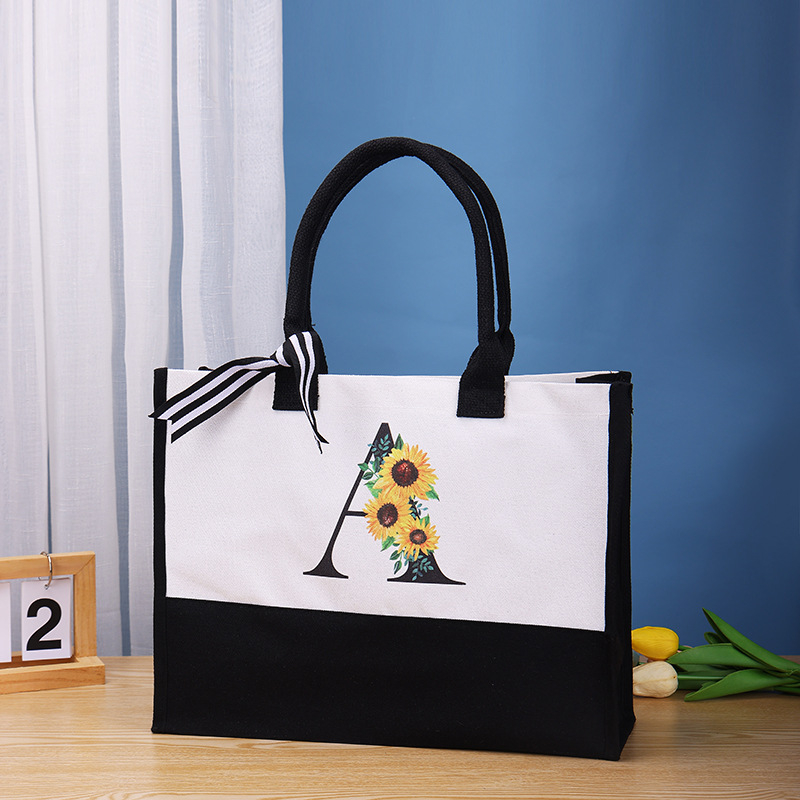 Drobės tote krepšys nuotakai ir pamainoms su pritaikytu logotipu; sandėlis + individualizavimas; dugnas ir šonai; UV skaitmeninė spauda ir serigrafinė spauda; svoris 250 g