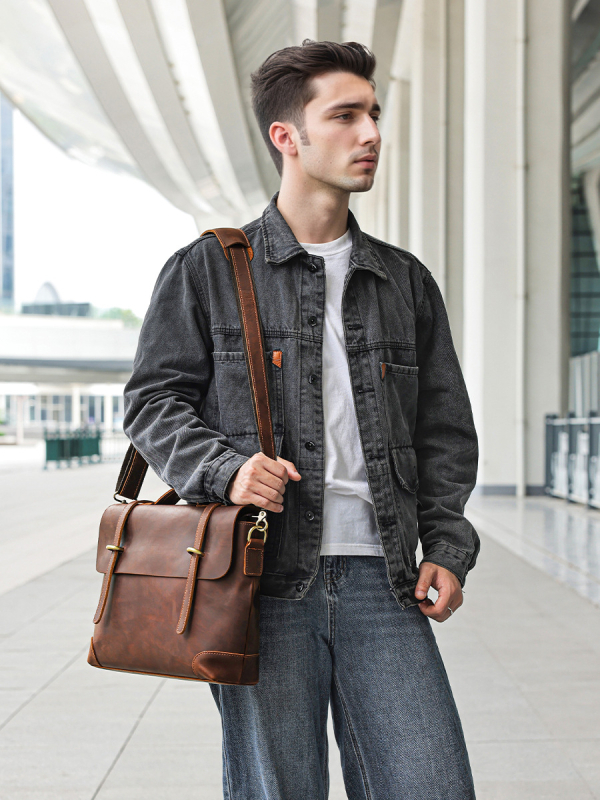 Férfi crossbody táska valódi bőrből | első réteg marhahúrból; kopásálló; egyszínű dizájn; poliészter bélés