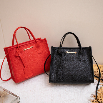 Дамска чанта в стил уличен тренд, PU материал, хоризонтално квадратна форма, цип за затваряне, полиестерна подплата.