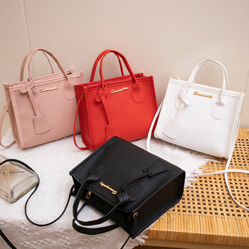 Дамска чанта в стил уличен тренд, PU материал, хоризонтално квадратна форма, цип за затваряне, полиестерна подплата.