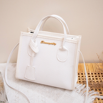 Дамска чанта в стил уличен тренд, PU материал, хоризонтално квадратна форма, цип за затваряне, полиестерна подплата.