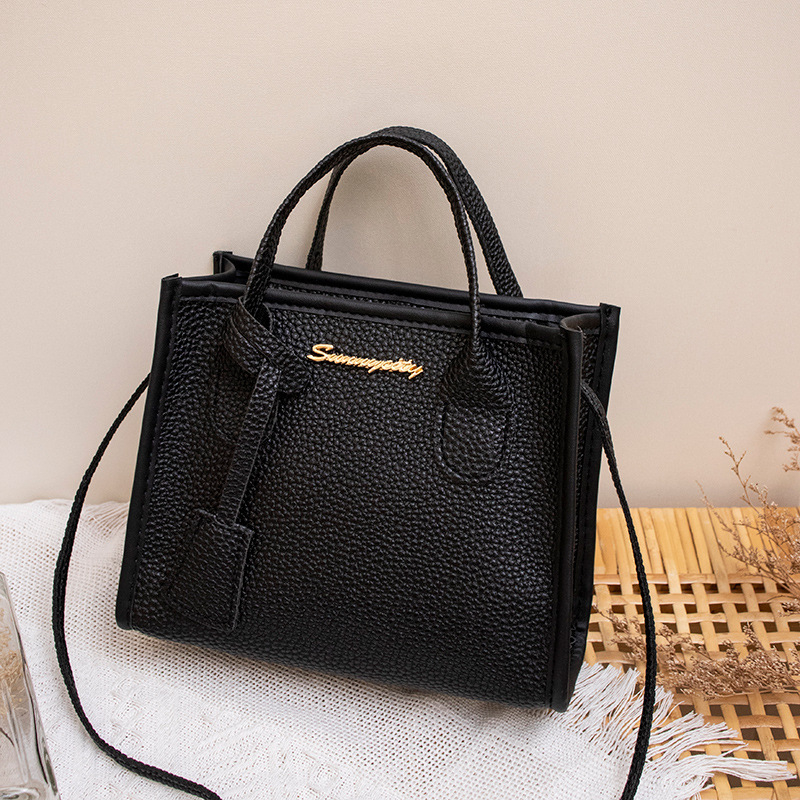 Дамска чанта в стил уличен тренд, PU материал, хоризонтално квадратна форма, цип за затваряне, полиестерна подплата.