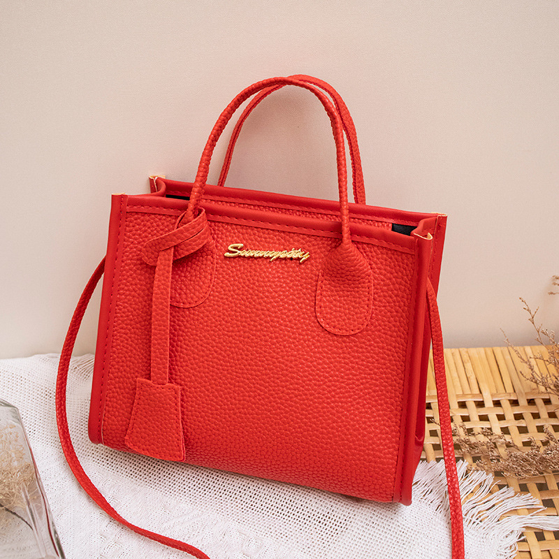 Дамска чанта в стил уличен тренд, PU материал, хоризонтално квадратна форма, цип за затваряне, полиестерна подплата.