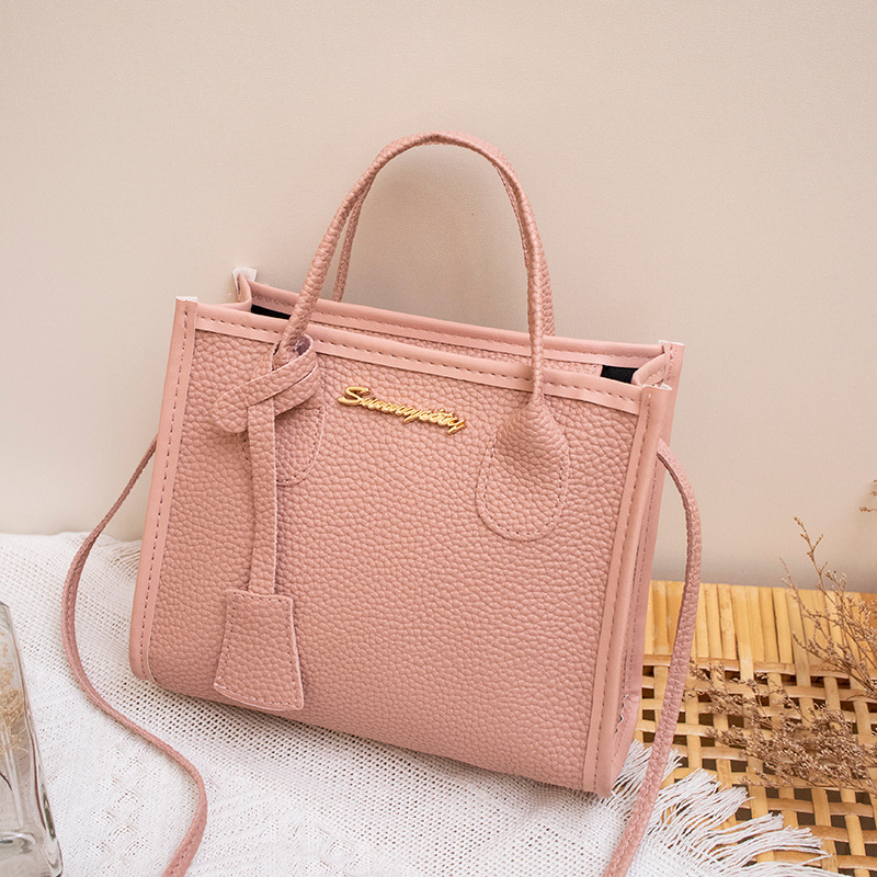 Дамска чанта в стил уличен тренд, PU материал, хоризонтално квадратна форма, цип за затваряне, полиестерна подплата.