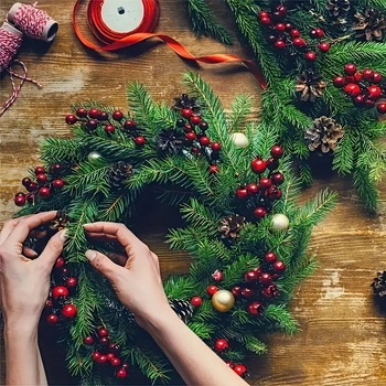 Τεχνητό κλαδάκι πεύκου με πλαστικές βελόνες και μούρα για χριστουγεννιάτικη διακόσμηση (Υλικό: Πλαστικό; Μάρκα: Άλλο; Στυλ: Άλλο; Άδεια IP: Όχι; Κατάλληλο για τα Χριστούγεννα)