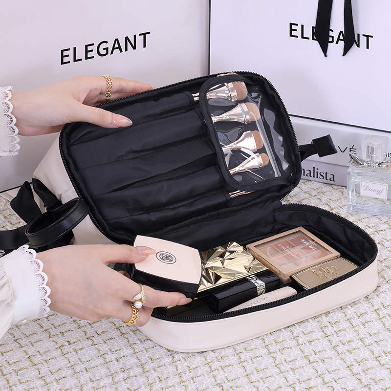 Kozmetikai táska kettős rekeszes kialakítással, PU külső, poliészter bélés, vízálló