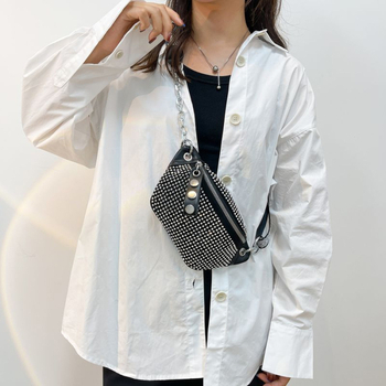 Női övtáska urban stílusban, PU anyagból, díszítés kövekkel és strasszokkal, cipzáras zárás, belső telefonzseb, tavasz 2024
