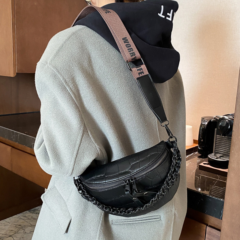 PU női deréktáska — Koreai stílusú crossbody válltáska széles pánttal, cipzáros záródás, belső cipzáras zseb, poliészter bélés