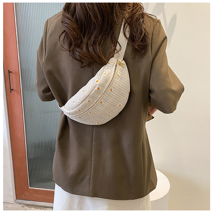 Női szalma crossbody táska, puha szövés, cipzáras zárás, poliészter bélés, telefontartó zseb