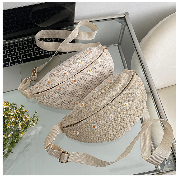 Női szalma crossbody táska, puha szövés, cipzáras zárás, poliészter bélés, telefontartó zseb