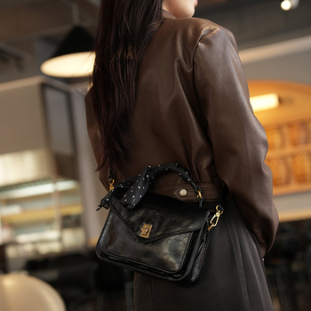 PU малка квадратна чанта с единична презрамка, хоризонтална форма, затваряне с катарама, вътрешни джобове за телефон, лична карта и джоб с цип