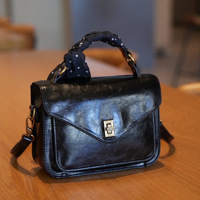 PU малка квадратна чанта с единична презрамка, хоризонтална форма, затваряне с катарама, вътрешни джобове за телефон, лична карта и джоб с цип