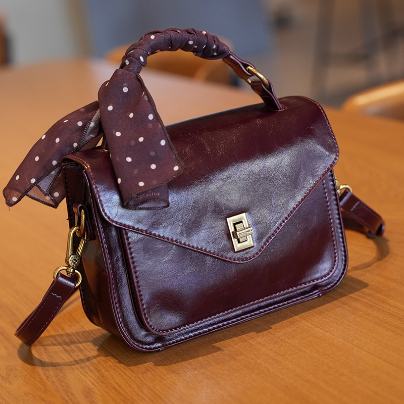 PU малка квадратна чанта с единична презрамка, хоризонтална форма, затваряне с катарама, вътрешни джобове за телефон, лична карта и джоб с цип