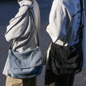Messenger táska denim vászonból, utcai divat stílus, horizontális négyzet alakú forma, cipzárral záródó, belső cipzáras rekesz