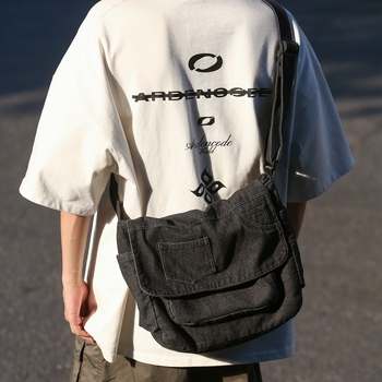 Messenger táska denim vászonból, utcai divat stílus, horizontális négyzet alakú forma, cipzárral záródó, belső cipzáras rekesz