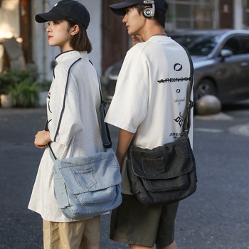 Messenger táska denim vászonból, utcai divat stílus, horizontális négyzet alakú forma, cipzárral záródó, belső cipzáras rekesz