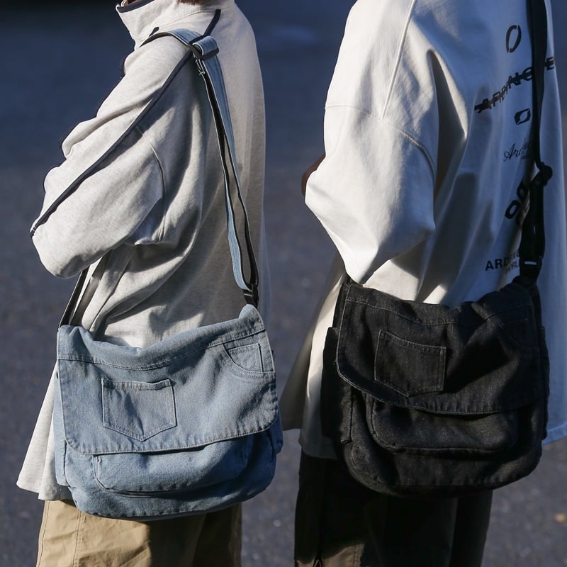 Messenger táska denim vászonból, utcai divat stílus, horizontális négyzet alakú forma, cipzárral záródó, belső cipzáras rekesz