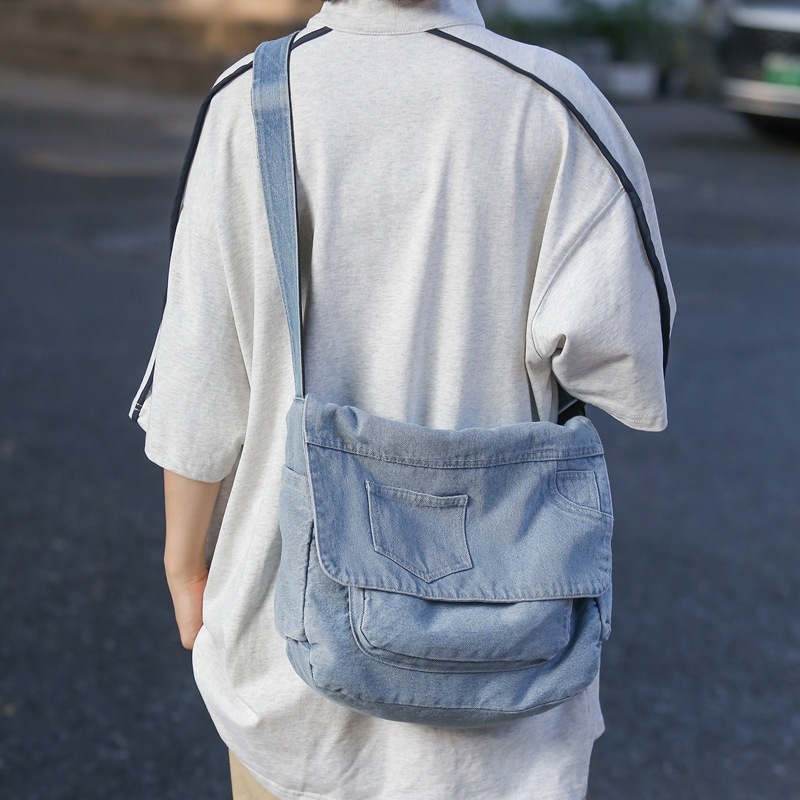 Messenger táska denim vászonból, utcai divat stílus, horizontális négyzet alakú forma, cipzárral záródó, belső cipzáras rekesz