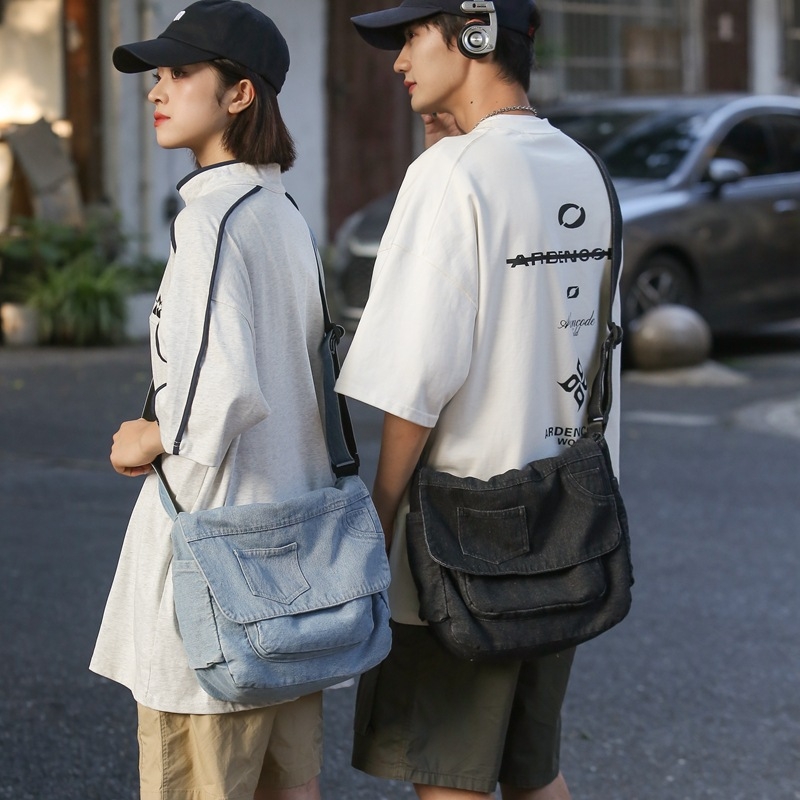 Messenger táska denim vászonból, utcai divat stílus, horizontális négyzet alakú forma, cipzárral záródó, belső cipzáras rekesz