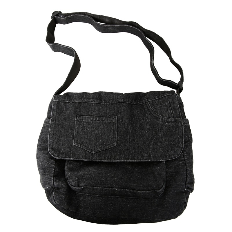 Messenger táska denim vászonból, utcai divat stílus, horizontális négyzet alakú forma, cipzárral záródó, belső cipzáras rekesz