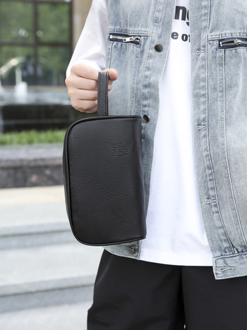 Ανδρικό PU κλατς για μακιγιάρ και καλλυντικά, αστικός μινιμαλιστικός σχεδιασμός, επένδυση πολυεστέρα, καλοκαίρι 2025.