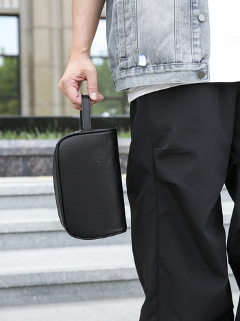 Ανδρικό PU κλατς για μακιγιάρ και καλλυντικά, αστικός μινιμαλιστικός σχεδιασμός, επένδυση πολυεστέρα, καλοκαίρι 2025.