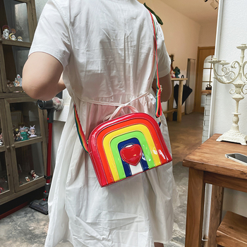 PU keresztbody táska szivárványos szív patchwork dizájnnal, cipzáras nyitás, pamut bélés, több belső zseb
