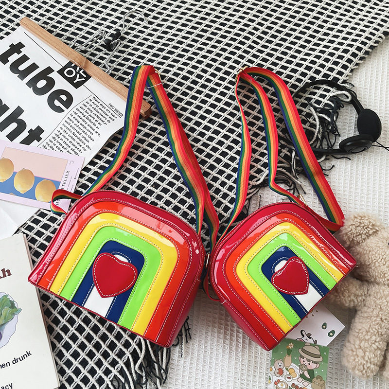 PU keresztbody táska szivárványos szív patchwork dizájnnal, cipzáras nyitás, pamut bélés, több belső zseb