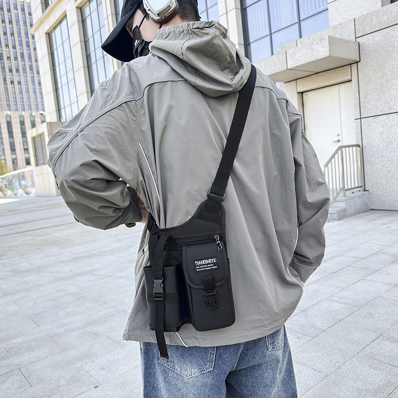 Férfi keresztpántos oldaltáska – városi egyszerű stílus, Oxford vászon, száraz-nedves elválasztás, egyszínű mintázat, tavasz 2025