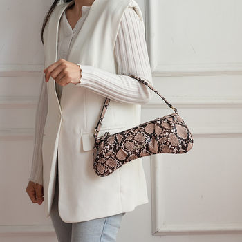 Alkaros táska retro kígyó mintával, baguette-stílus, PU anyag, párnás forma, cipzáras nyitás, belső cipzáras zseb és ID zseb