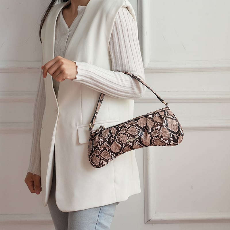 Alkaros táska retro kígyó mintával, baguette-stílus, PU anyag, párnás forma, cipzáras nyitás, belső cipzáras zseb és ID zseb
