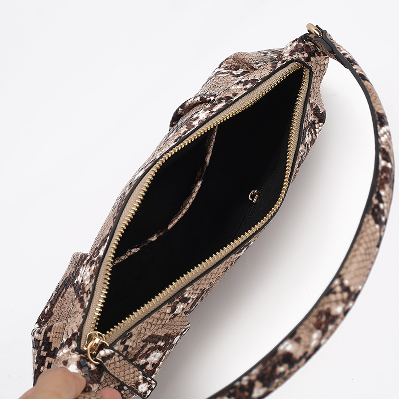 Alkaros táska retro kígyó mintával, baguette-stílus, PU anyag, párnás forma, cipzáras nyitás, belső cipzáras zseb és ID zseb
