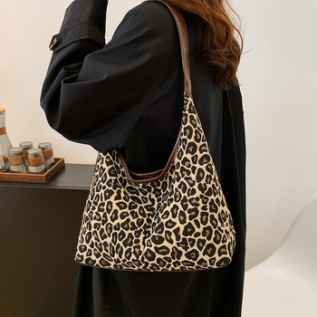 Leopard mintás vászontáska tote, vertikális négyzetes siluettel, mágneses zárás, poliészter bélés