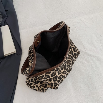 Leopard mintás vászontáska tote, vertikális négyzetes siluettel, mágneses zárás, poliészter bélés