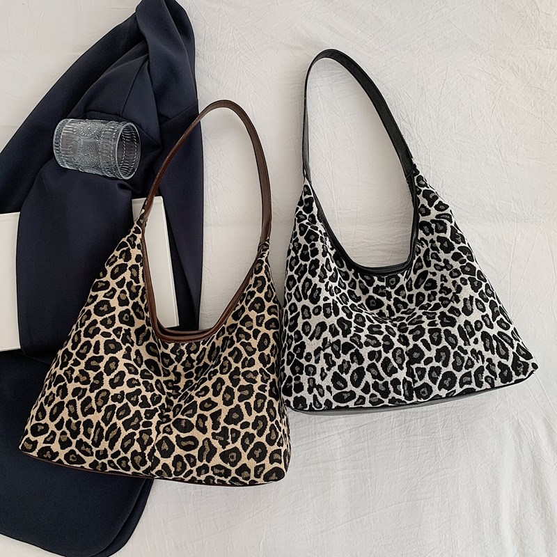 Leopard mintás vászontáska tote, vertikális négyzetes siluettel, mágneses zárás, poliészter bélés