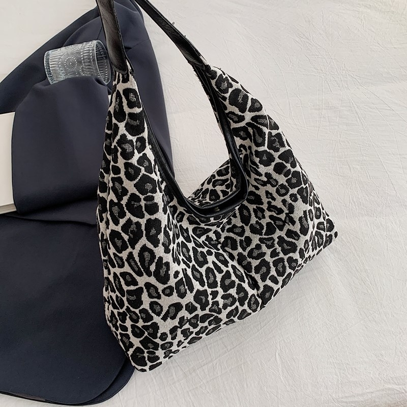 Leopard mintás vászontáska tote, vertikális négyzetes siluettel, mágneses zárás, poliészter bélés