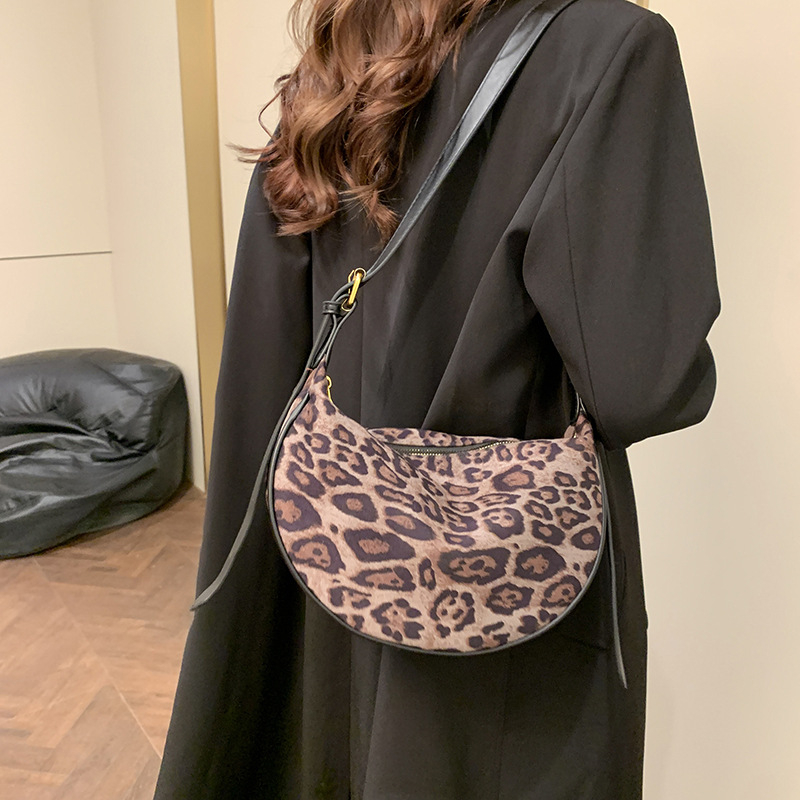 Leopárd mintás dumpling táska - PU anyag, cipzár, poliészter bélés, telefonzseb